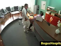 Vuốt ve cô ấy phim xxx me ke L.