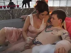 Cô gái thuê một phòng từ ông nội của phim xxx anh cô ấy đụ anh ta