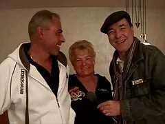 Old phim xxx đẹp man bangs young tóc vàng trong sân